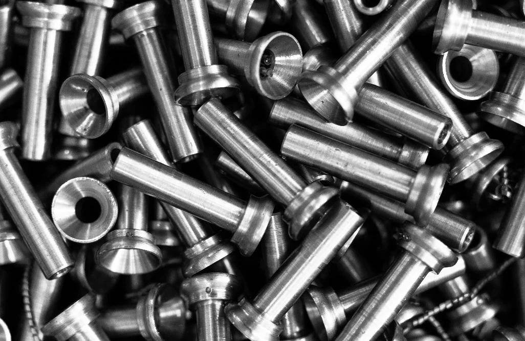 Ein Haufen metallischer Zylinder.